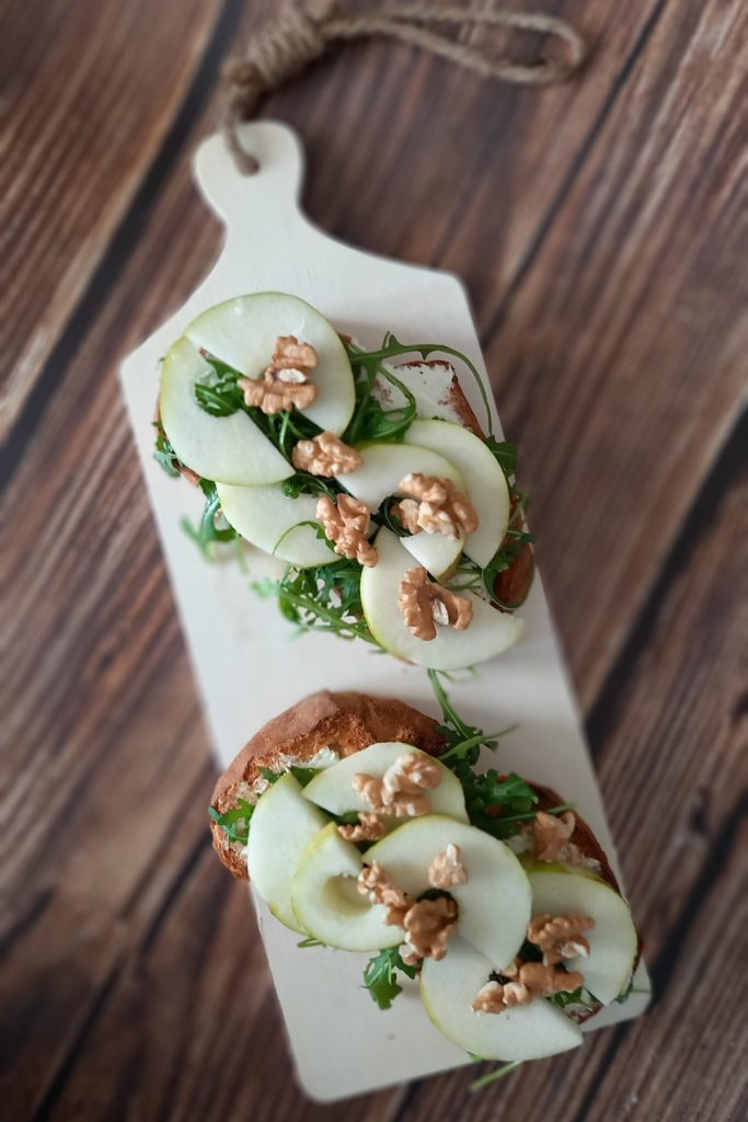 Bruschetta mit Birnen und Käse