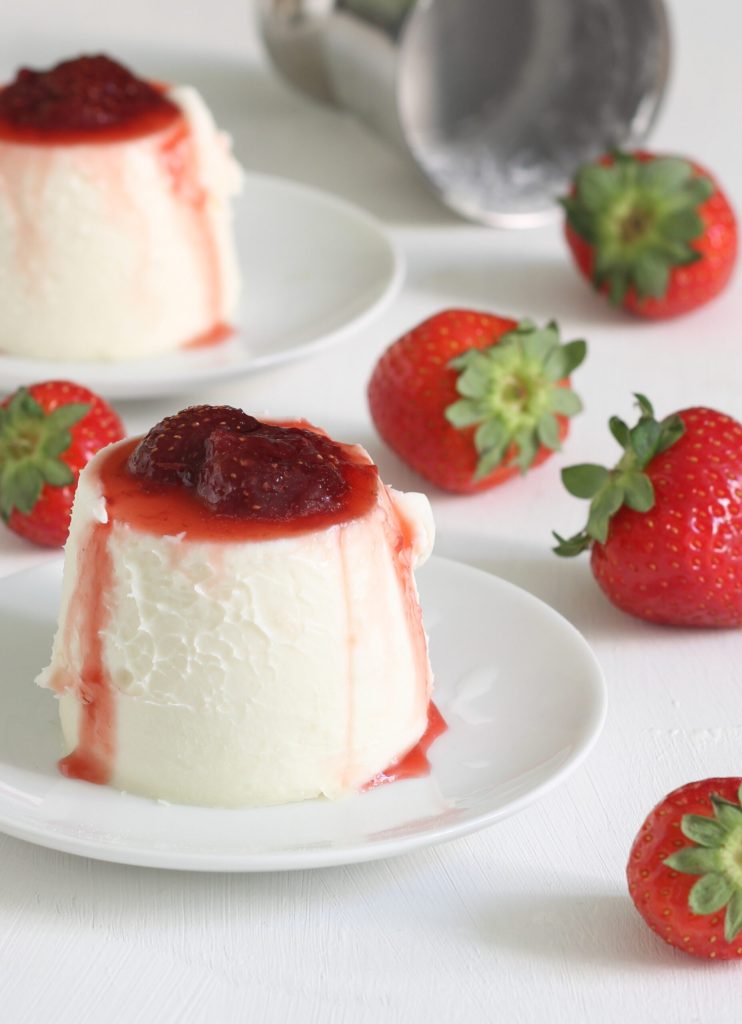 Panna Cotta mit Joghurt und Erdbeeren