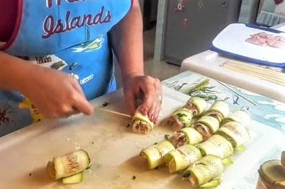 Zucchiniröllchen mit Pestoduft