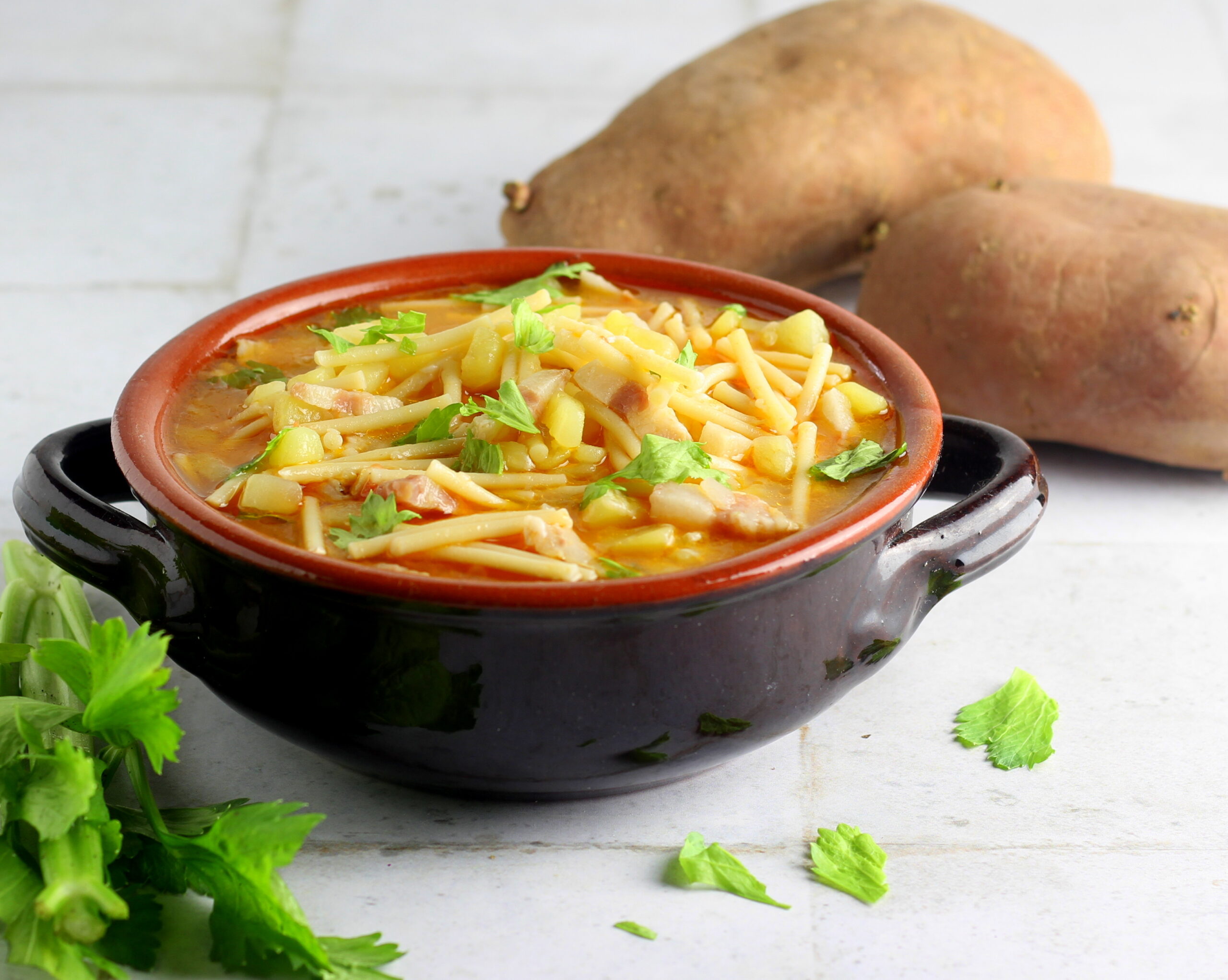 Pasta und Kartoffeln, die man in Rom isst
