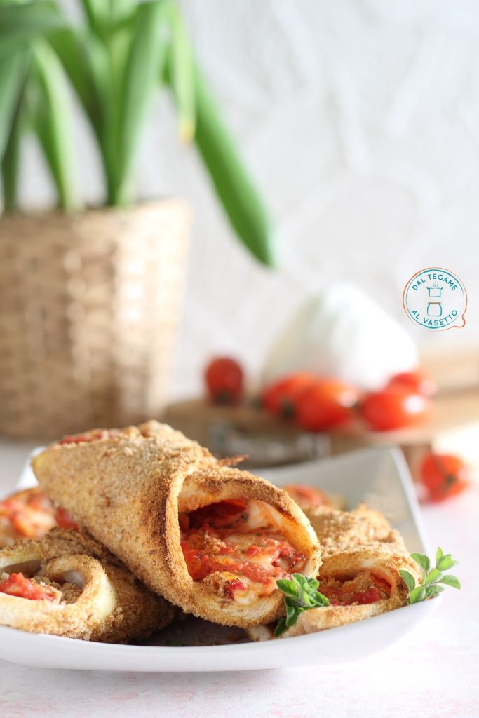 cannoli aus Toastbrot mit Tomaten und Mozzarella in der Heißluftfritteuse