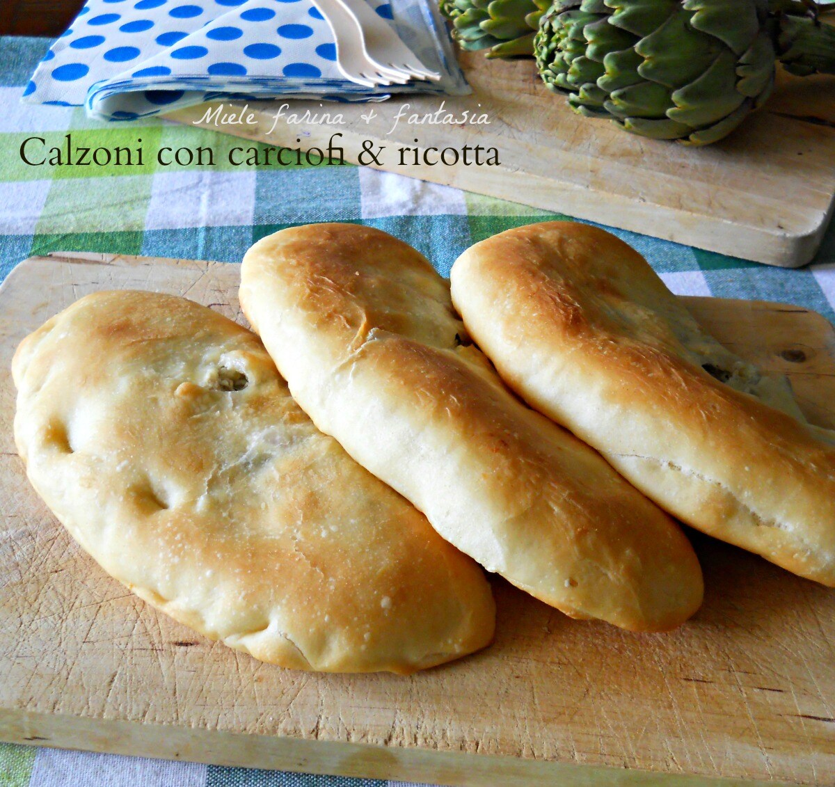 Im Ofen gebackene Calzoni, gefüllt mit Artischocken und Ricotta