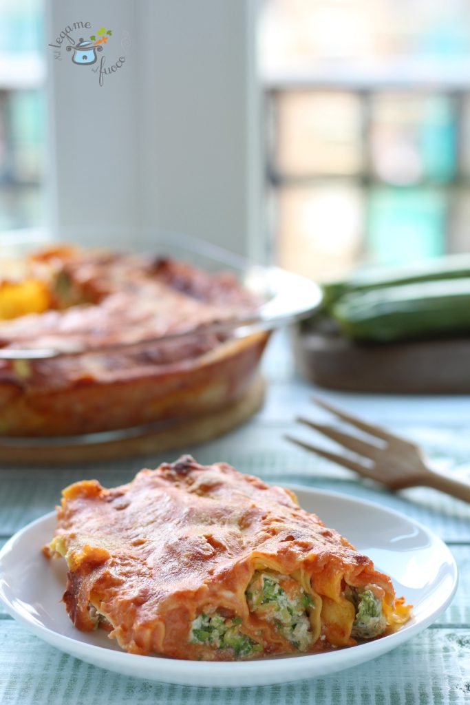 frische gefüllte Pasta mit Zucchini und Ricotta in der Mikrowelle gekocht