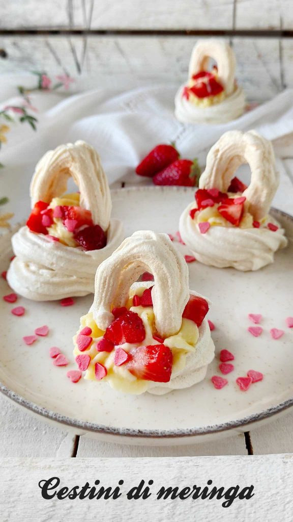 Baiser-Körbchen gefüllt mit Creme und Obst