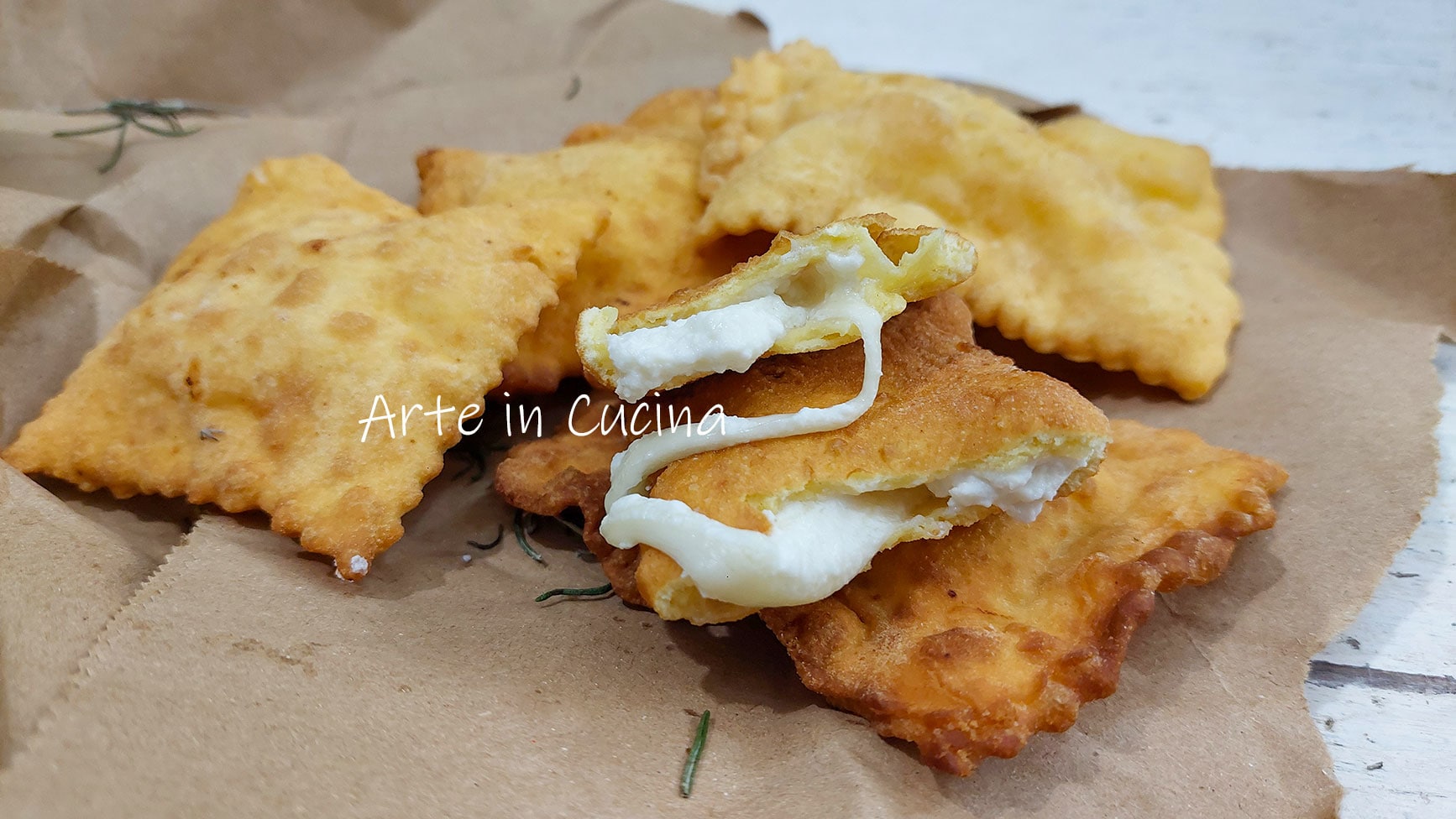 CHIACCHIERE gefüllt mit RICOTTA und Provola