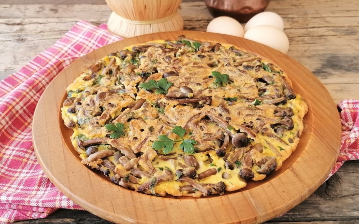 TRADITIONELLES LANDWIRTSCHAFTLICHES CHIODINI-PILZ-OMELETTE
