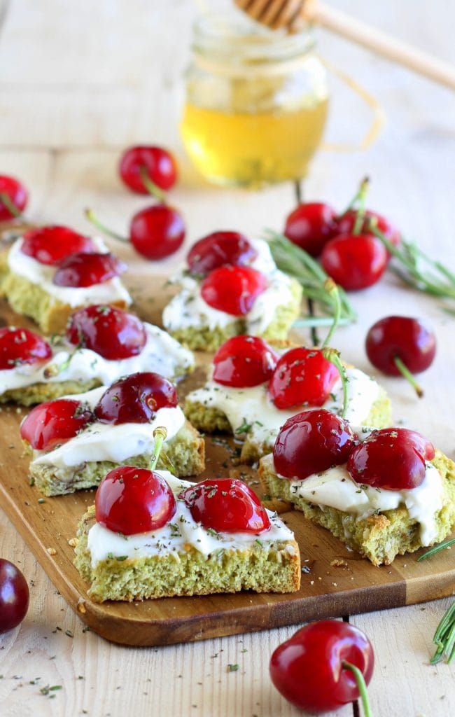 Herzhafte Crostini mit Joghurt und Kirschen