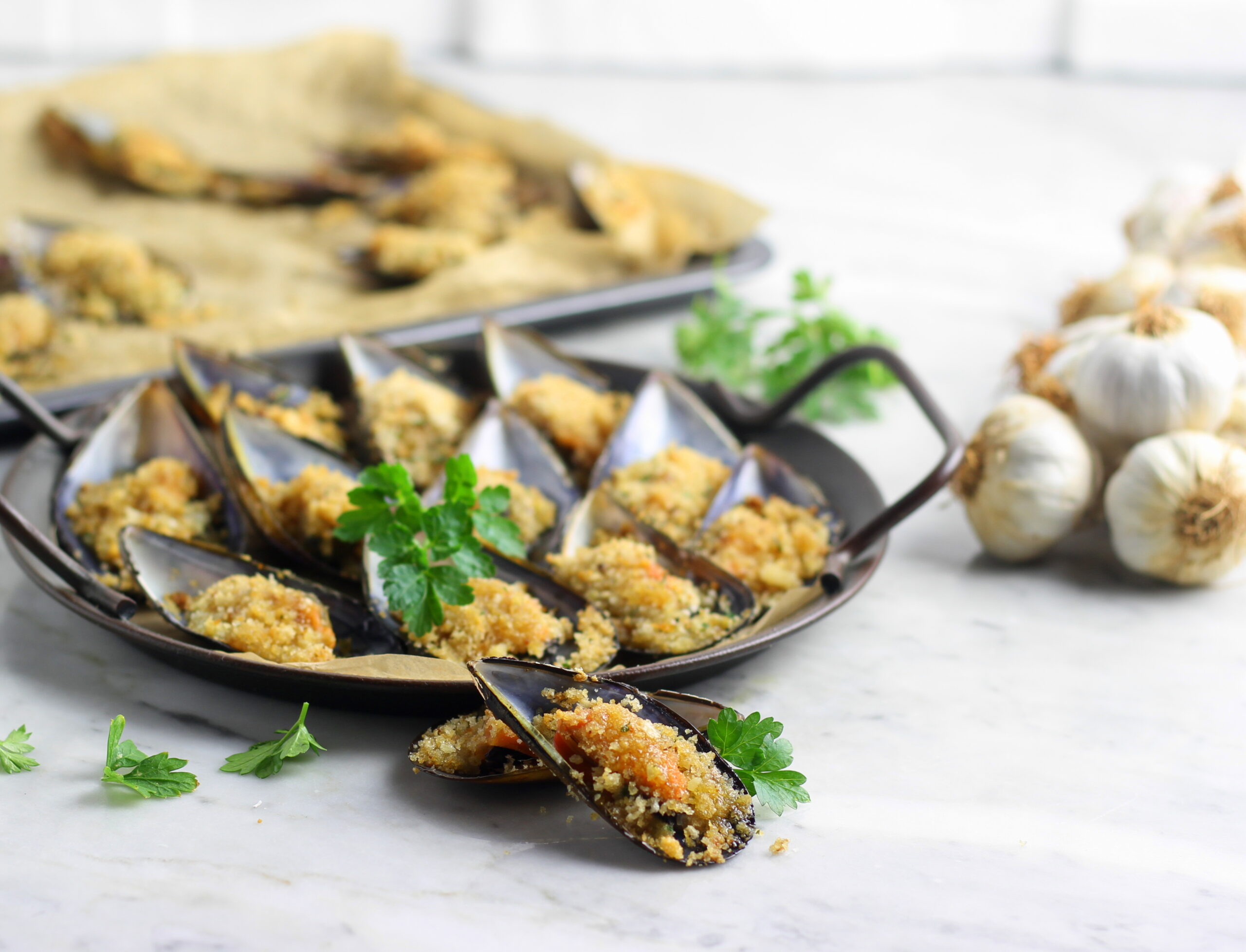 Überbackene und gebackene Miesmuscheln