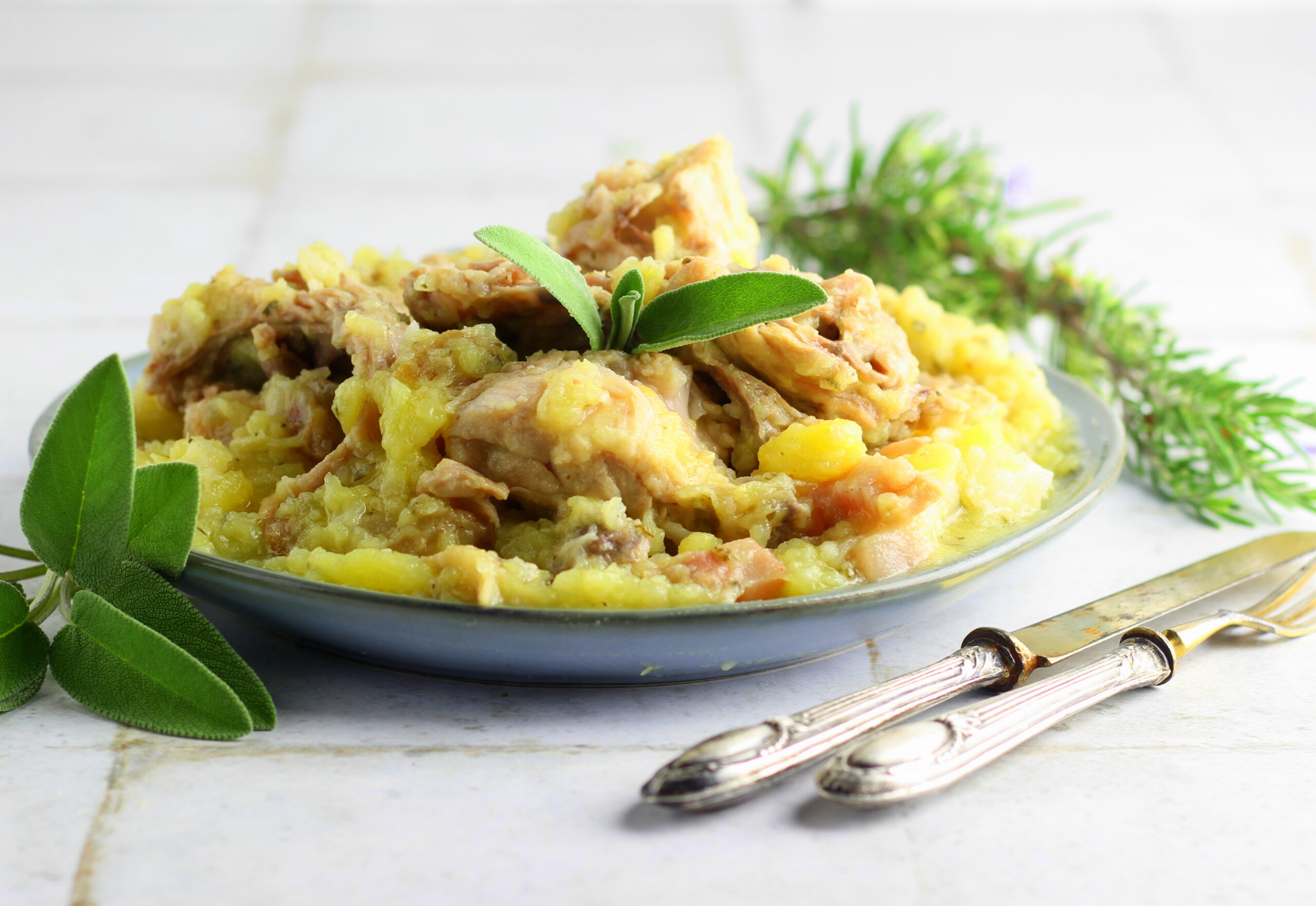 Cremiges Kaninchen mit Kartoffeln und Kohl im Schnellkochtopf