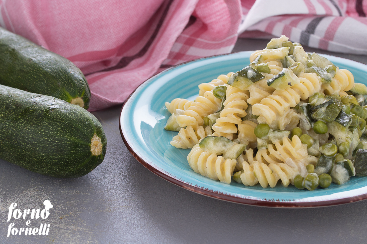 Cremige Pasta mit Zucchini und Erbsen