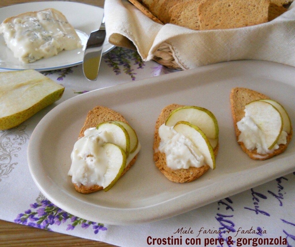 Crostini mit Birnen und Gorgonzola. Rezept Vorspeise
