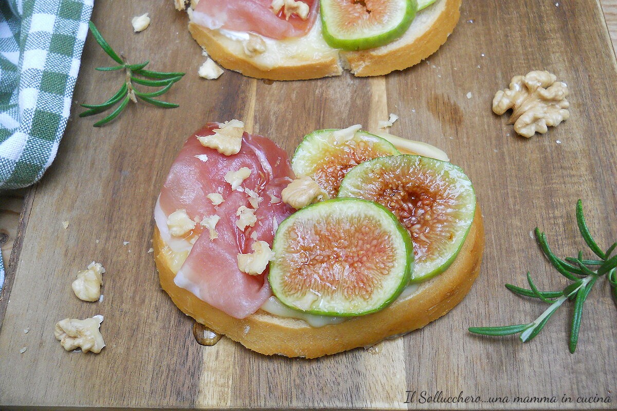 Crostini mit Feigen, Speck und Brie