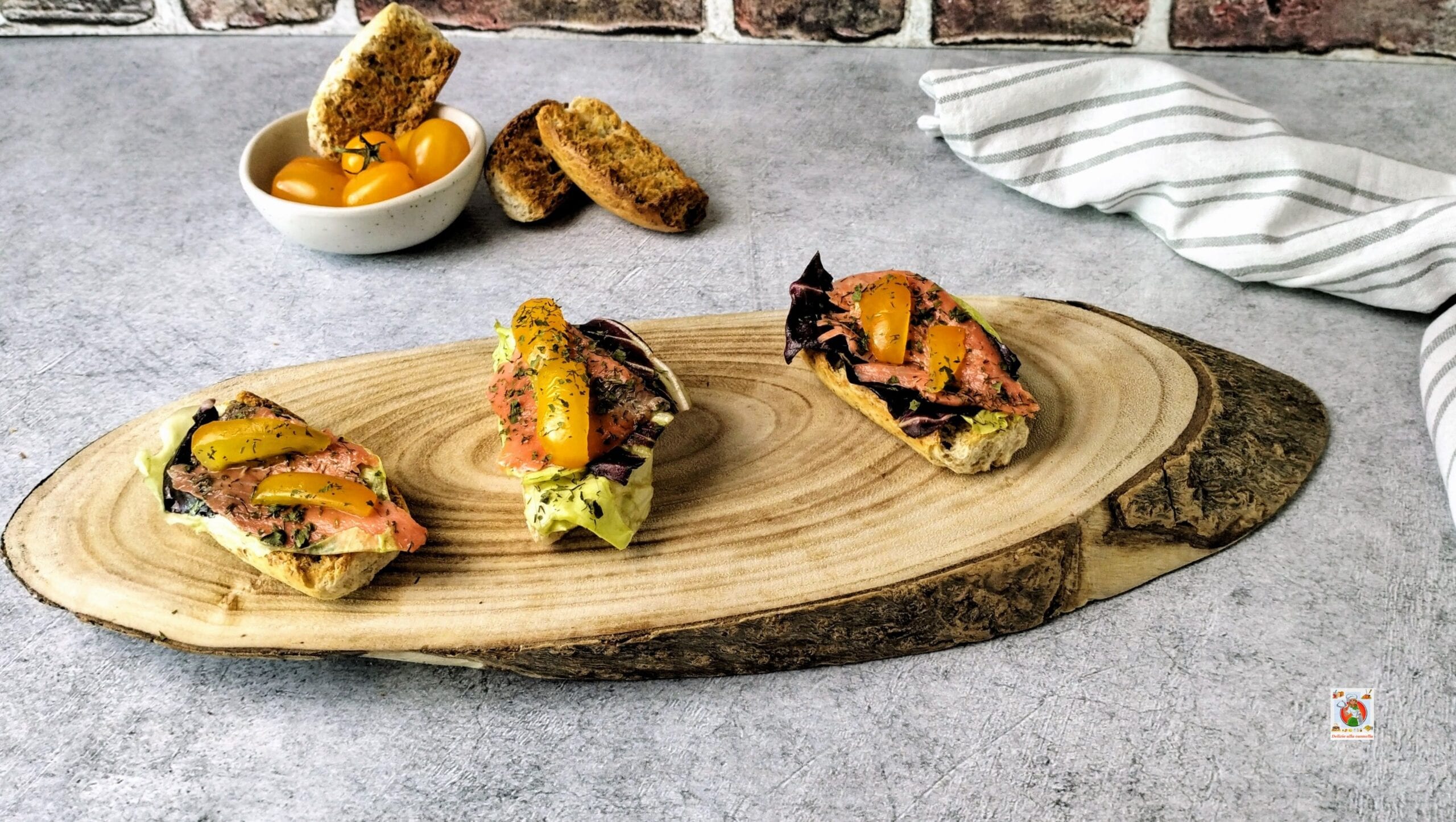 Crostini mit Lachs und Gemüse: der frische und würzige Touch für Sommerabende