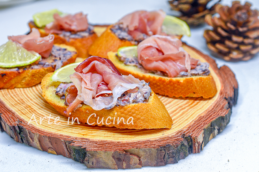 Crostini mit Radicchio-Creme und Speck