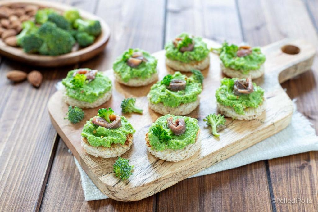 crostini mit Brokkolicreme und Sardellen