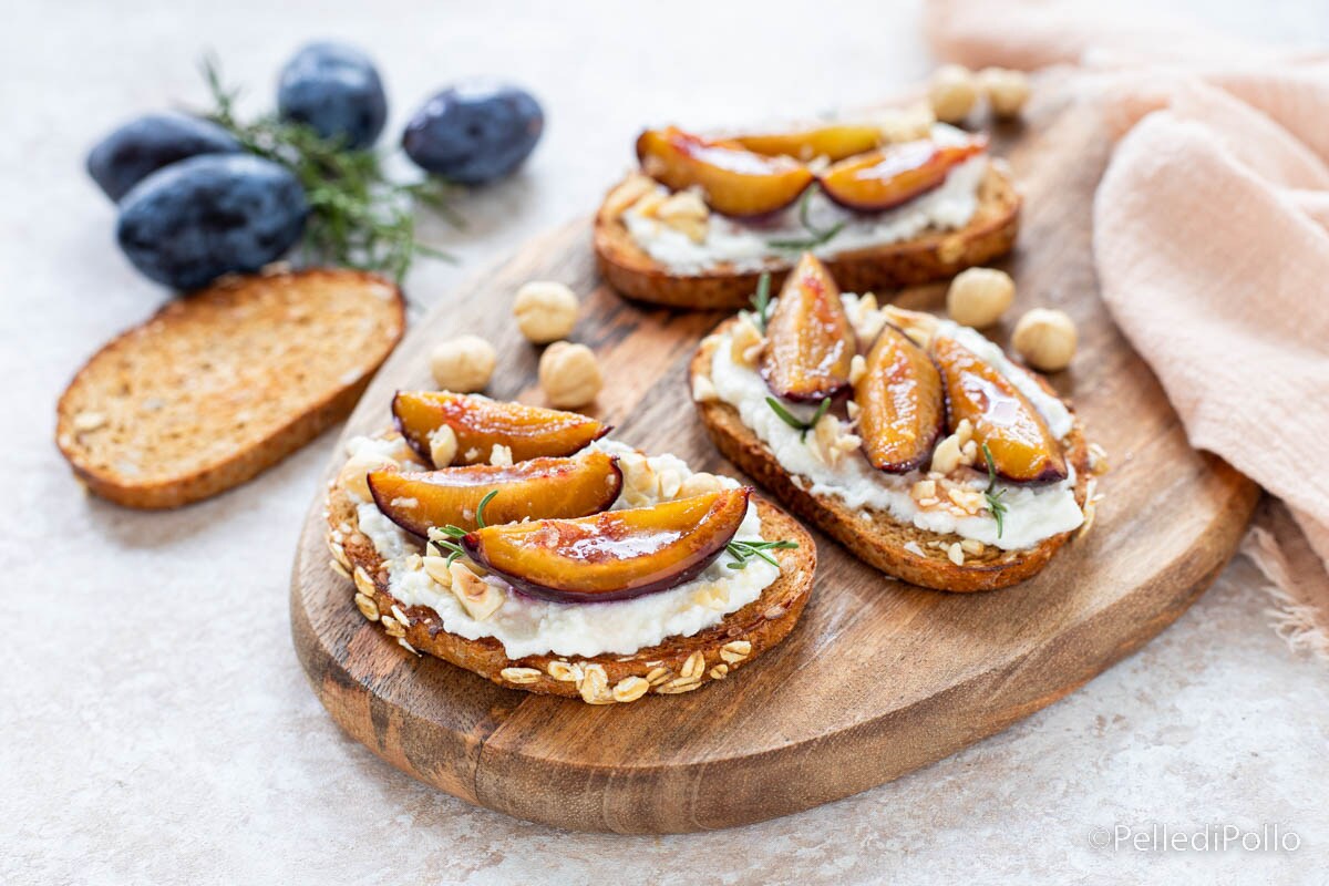 Crostini mit karamellisierten Pflaumen