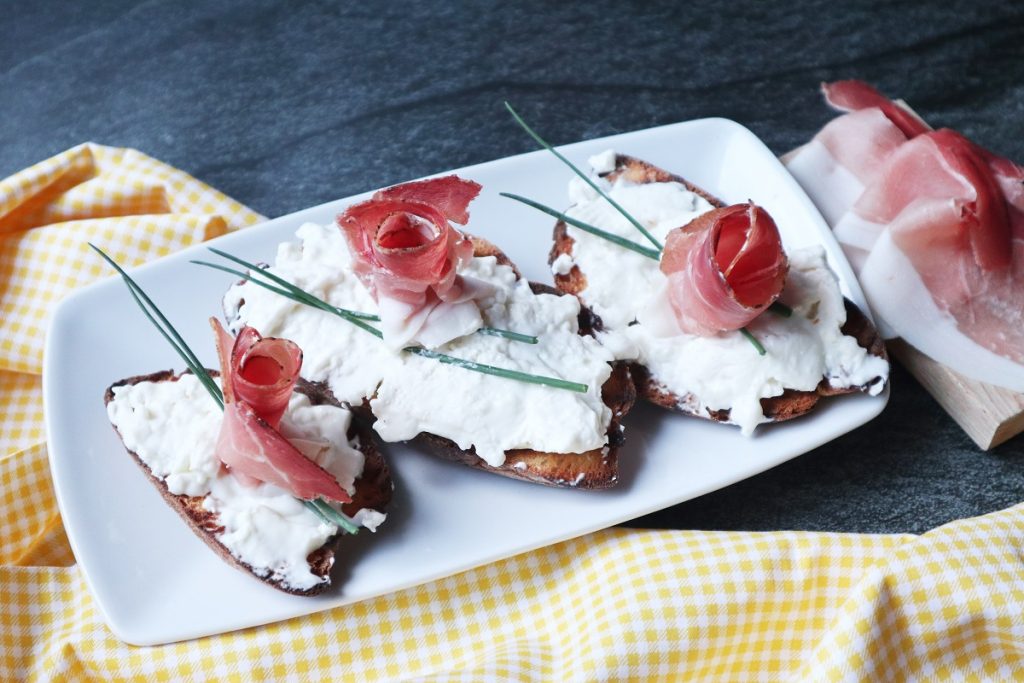 bruschetta mit Stracchino und Speck