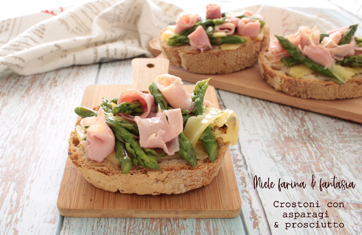 Crostoni mit Spargel und Schinken