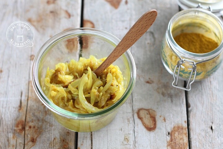 Curry-Zwiebeln im Einmachglas gekocht