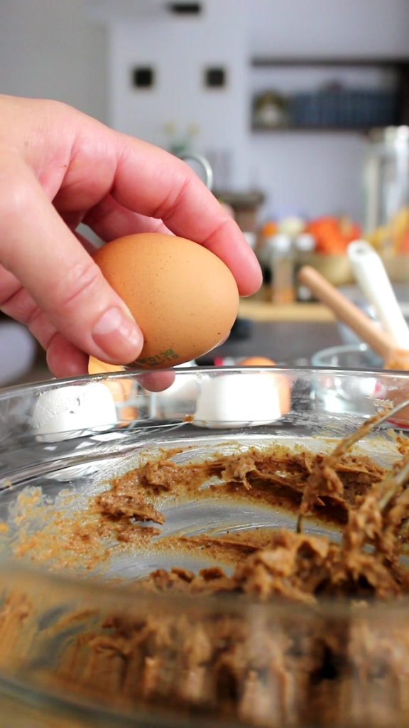 2 große Eier als Zutaten des Teigs für die Herstellung von Kürbis-Cupcakes