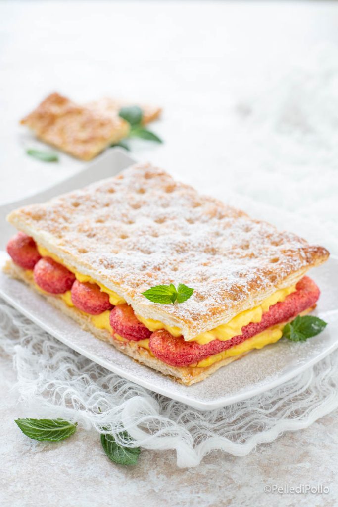 Diplomatische Torte mit Löffelbiskuits und Creme