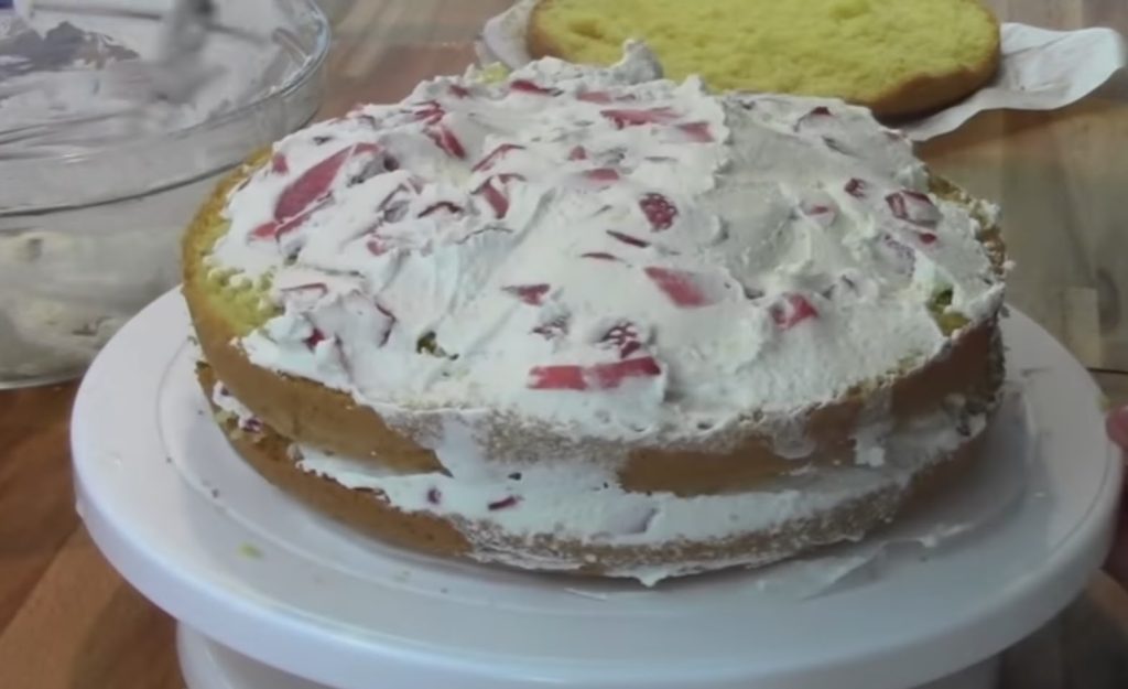 Der Erdbeer-Drip-Cake