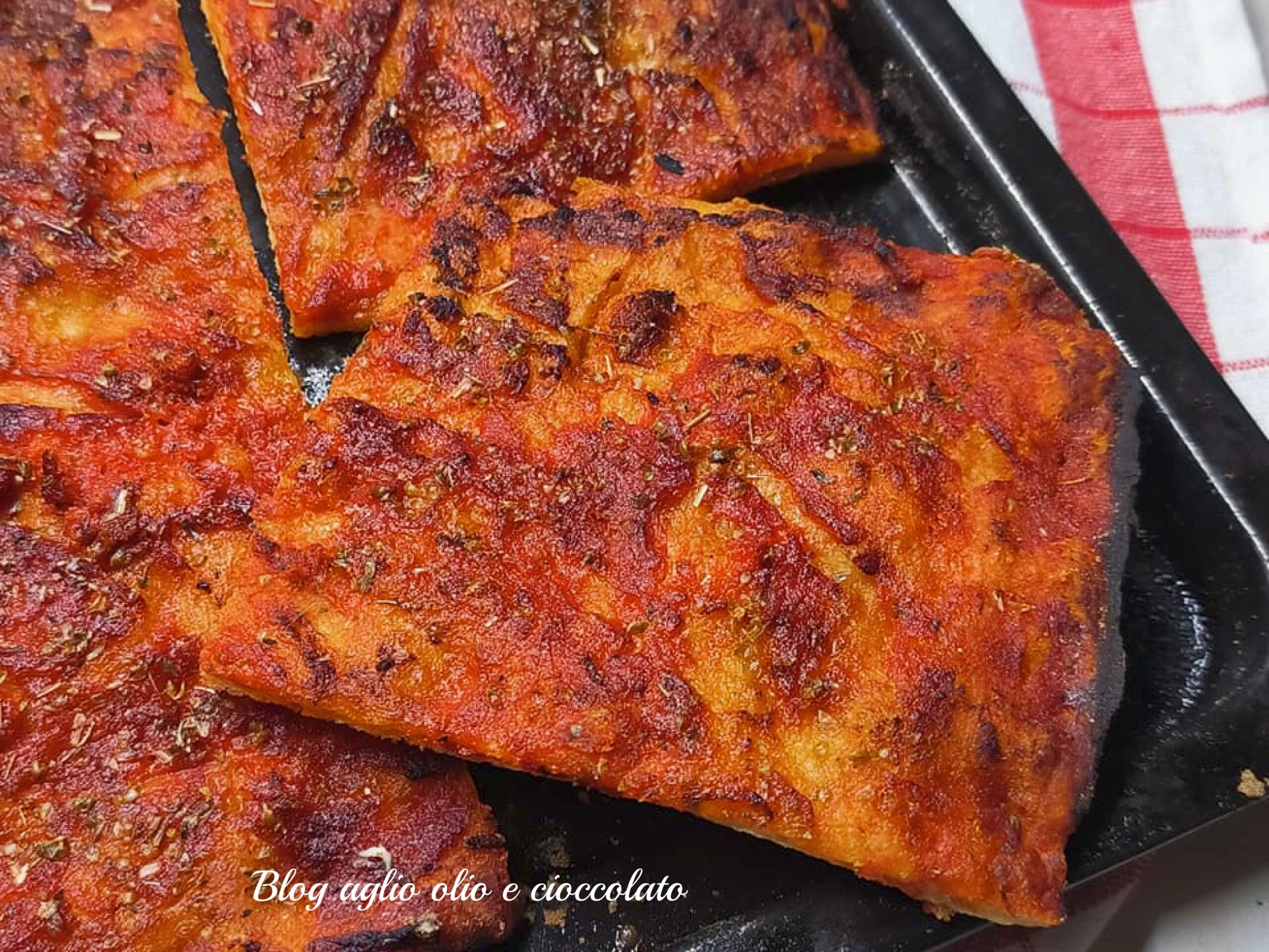 DIE DÜNNE UND KNUSPRIGE ROTE PIZZA