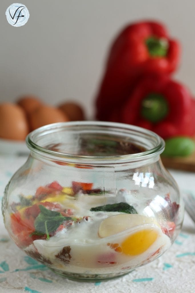 wie man Eier im Glas im Mikrowellenverfahren kocht