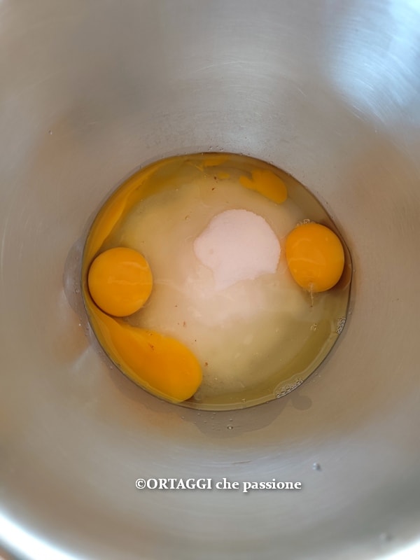 Eier mit Zucker zum Aufschlagen