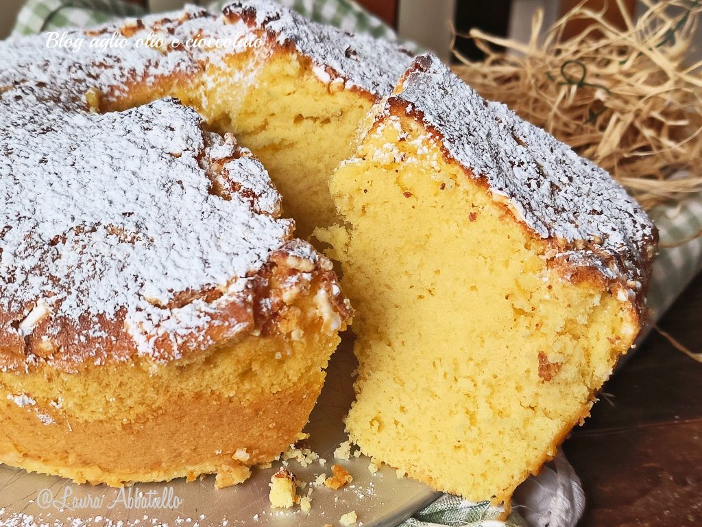 Einfacher weicher und hoher Kuchenring mit Sahne und Milch der Frühstückskuchen für die ganze Familie, der im Nu verschwindet und dir hilft, gut in den Tag zu starten