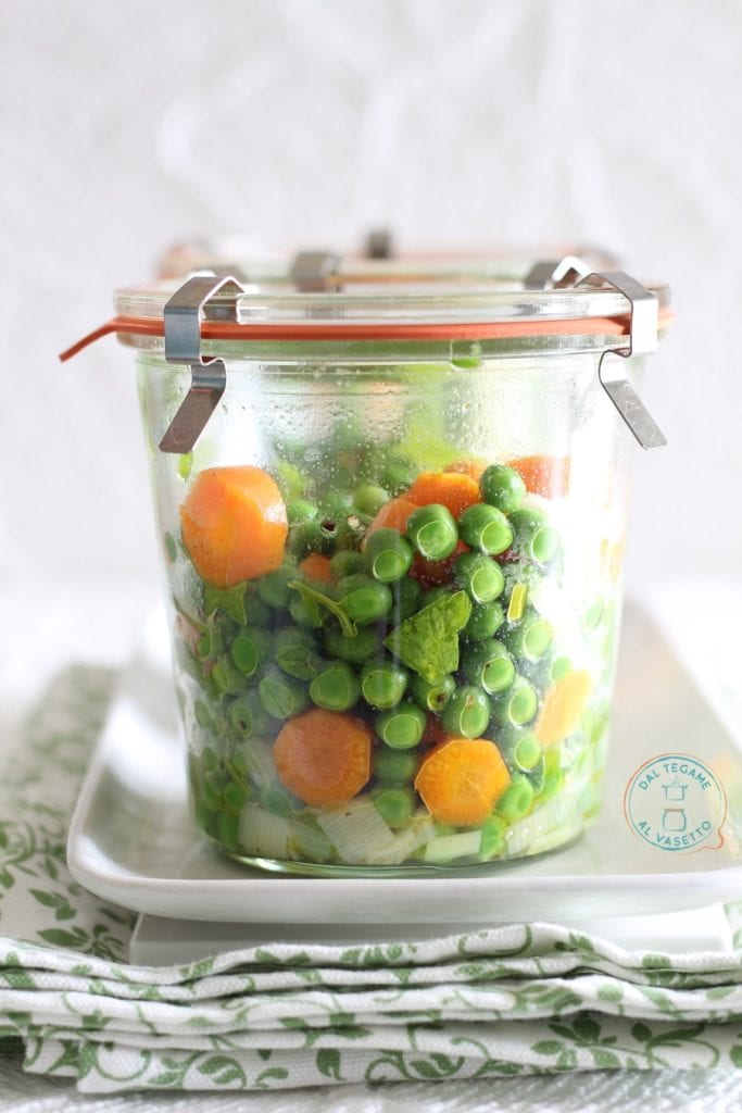 Erbsen und Karotten in der Mikrowelle im Glas gekocht