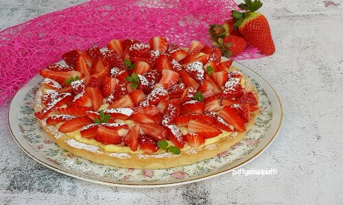 Torte mit Creme und Erdbeeren