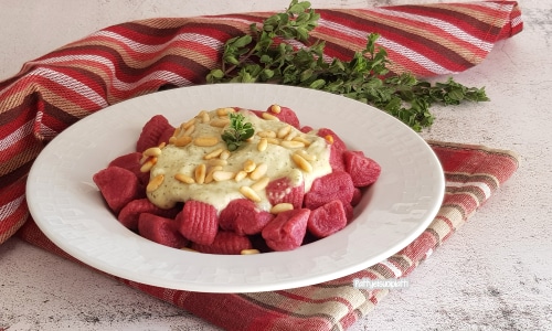 Kartoffel- und Rote-Bete-Gnocchi mit Pinienkernsoße