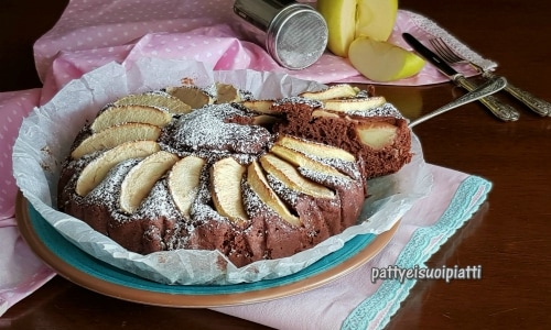 Schokoladenkuchen mit Joghurt und Äpfeln