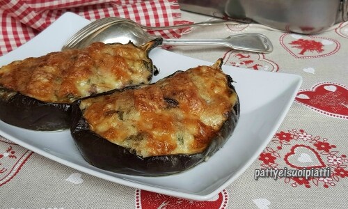 Gefüllte Boote mit Kabeljau und Auberginen
