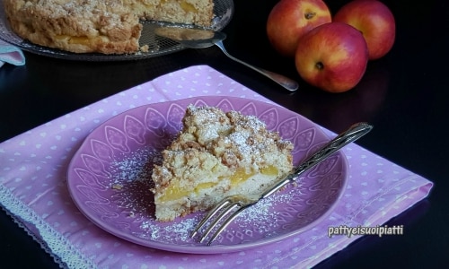 Streuselkuchen mit Pfirsichen und Amaretti