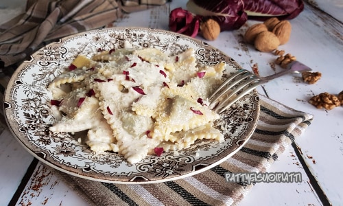 Gefüllte Dreiecke mit Radicchio, Kartoffeln und Speck