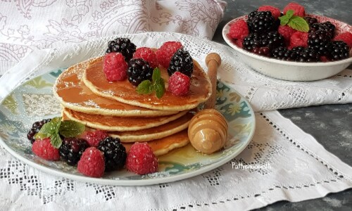 Pfannkuchen mit Honig und Beeren