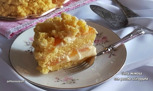 Mimosa-Kuchen mit eingelegten Pfirsichen