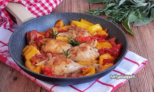 Hähnchenschenkel mit Paprika in der Pfanne