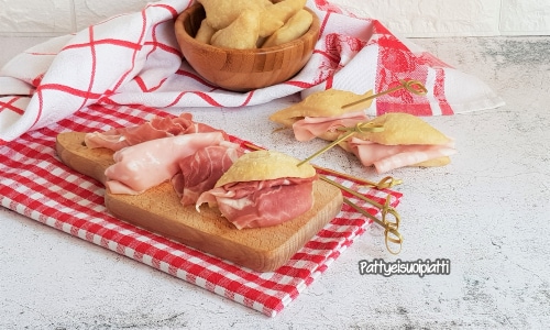 Frittierter Teigfladen mit Schmalz