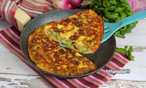 Omelett mit Zucchini und Tropea-Zwiebeln