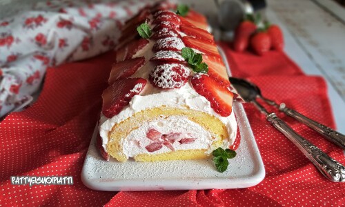 Süße Rolle mit Sahne und Erdbeeren