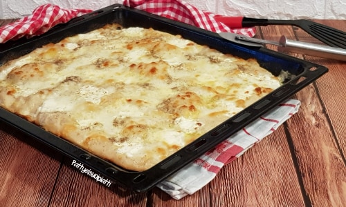 Käsepizza auf dem Blech