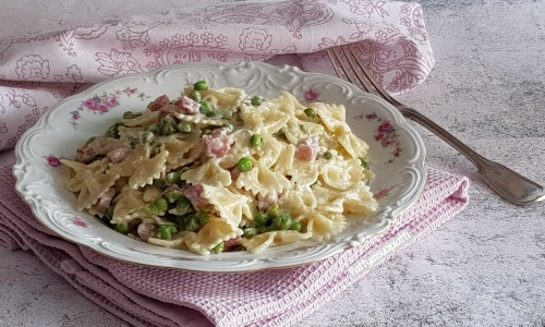 Farfalle mit Schinken, Erbsen und Sahne
