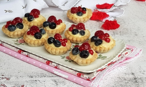 Törtchen mit Creme und Beeren