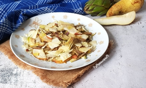 Knackiger Salat mit rohen Artischocken und Birnen