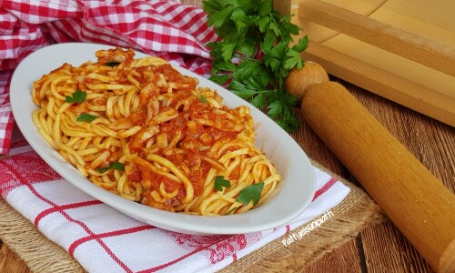 Chitarrina mit Tintenfischsauce