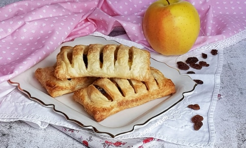 Blätterteigtaschen mit Sahne und Äpfeln