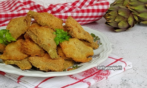 Panierte und frittierte Artischocken